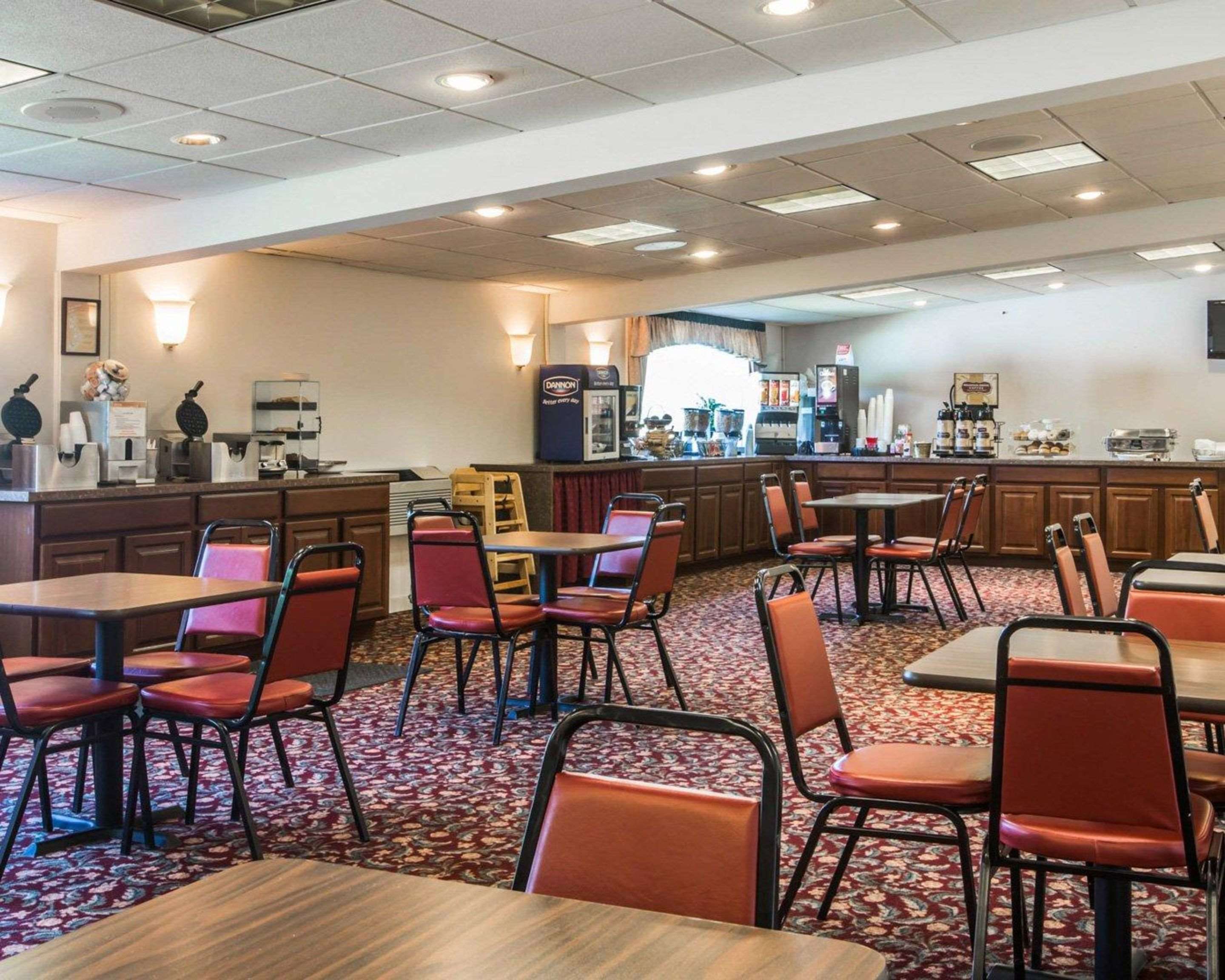 Breakfast counter | Clarion Inn & Suites at the Outlets of Lake George