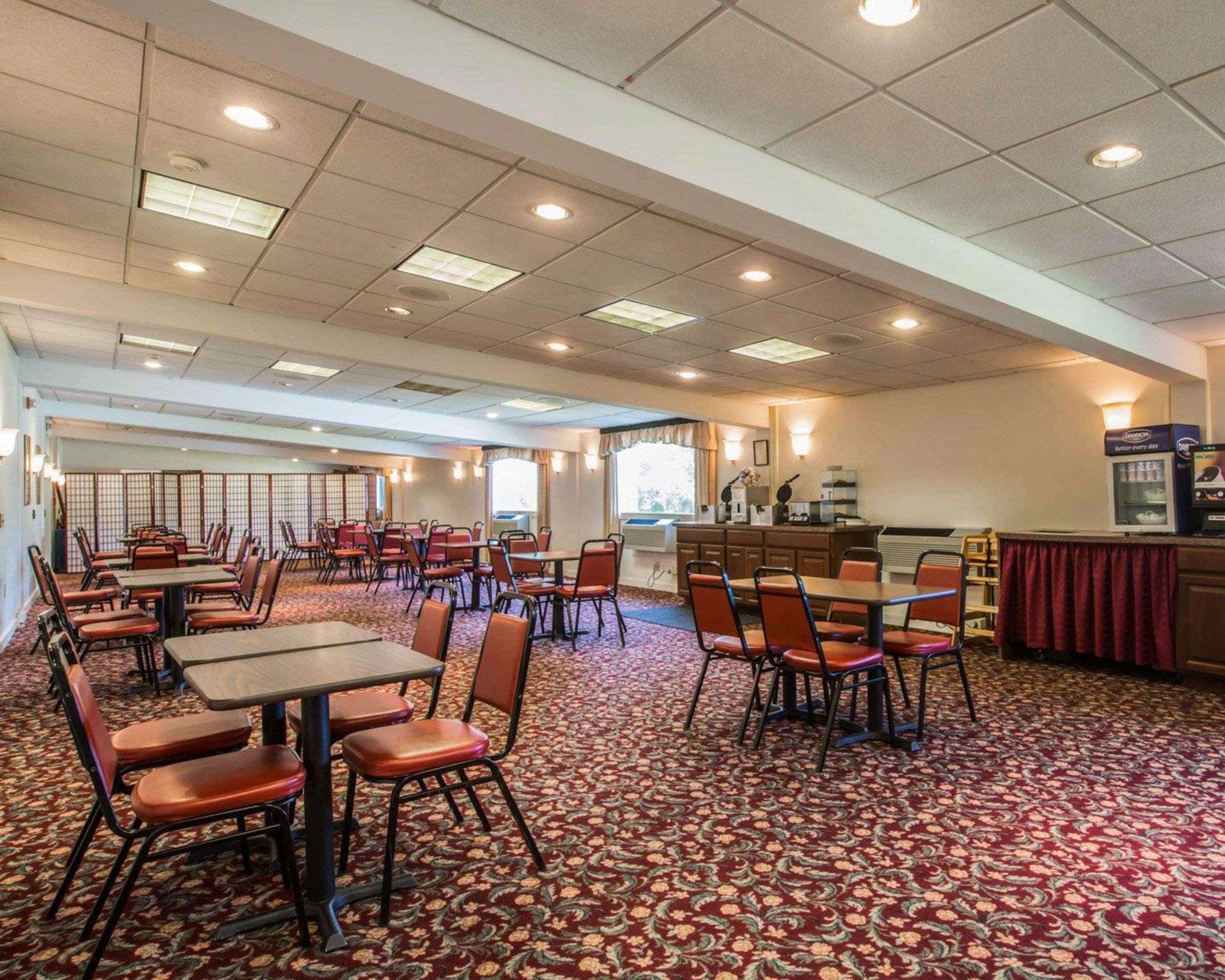 Breakfast room | Clarion Inn & Suites at the Outlets of Lake George