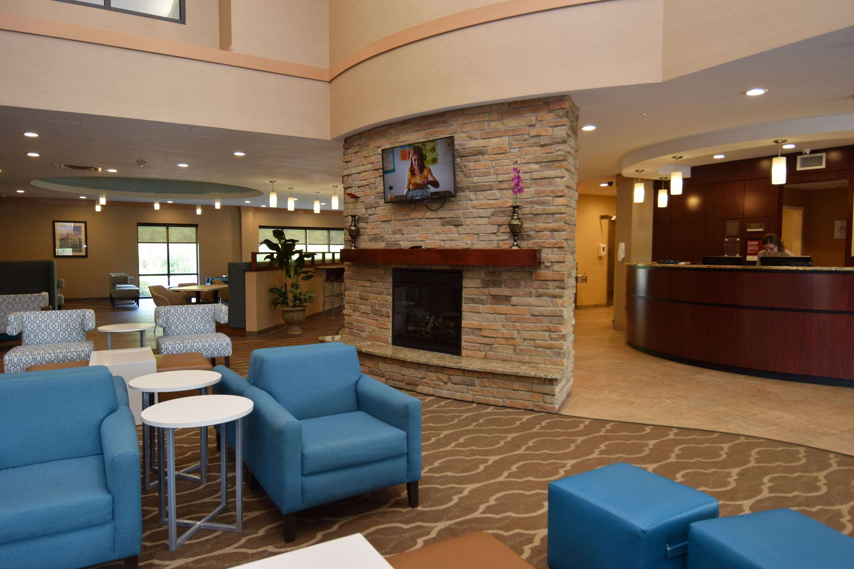 Hotel lobby | Comfort Suites Cicero - Syracuse North
