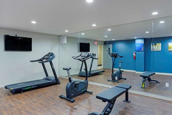 Fitness/ Exercise Room - Comfort Inn & Suites Bronx