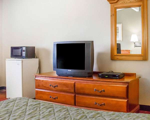  - Rodeway Inn Huntington Station