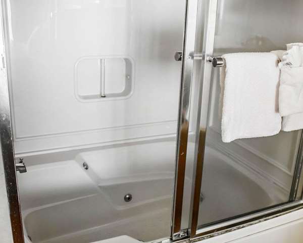  - Rodeway Inn Huntington Station