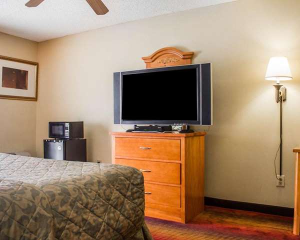  - Rodeway Inn Huntington Station