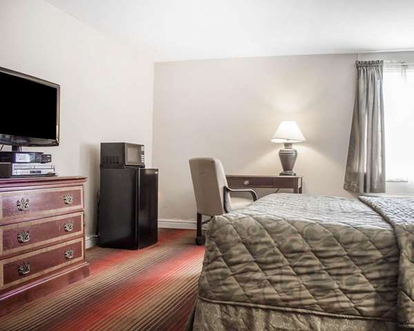  - Rodeway Inn Huntington Station