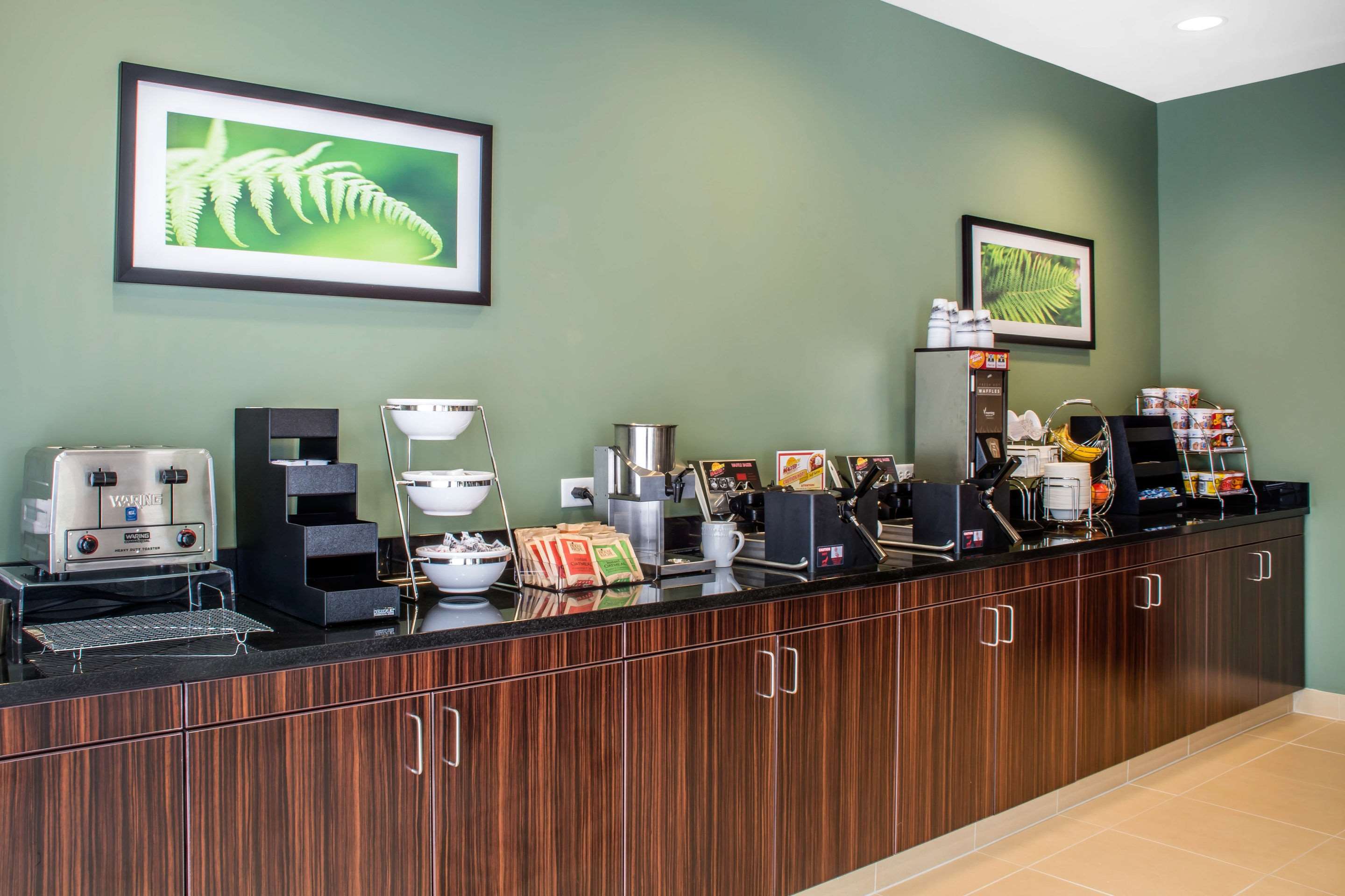 Breakfast area | Sleep Inn & Suites Airport