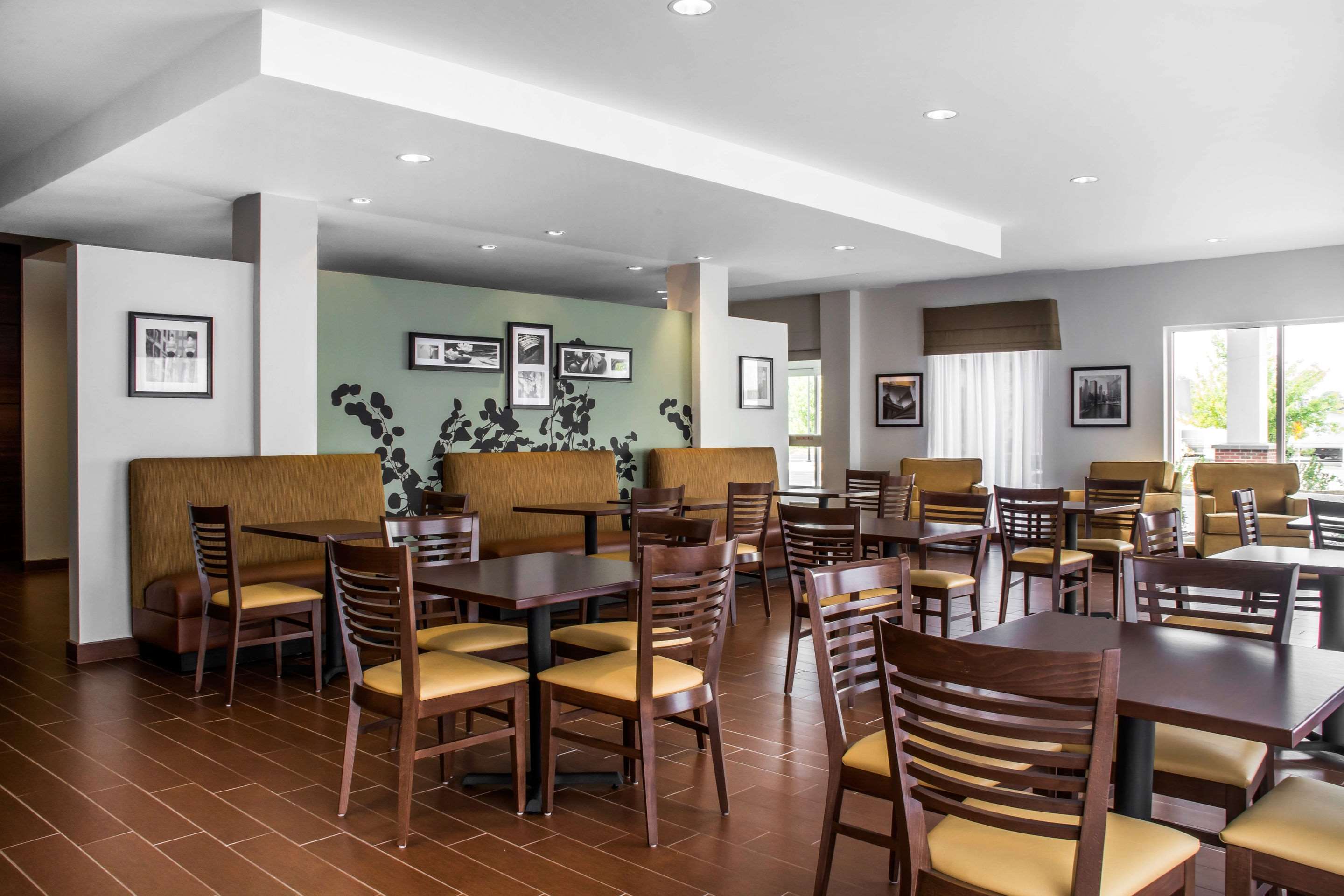 Breakfast area | Sleep Inn & Suites Airport