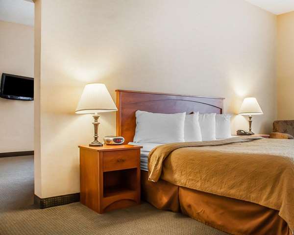 Suite - Quality Hotel & Suites Niagara Falls