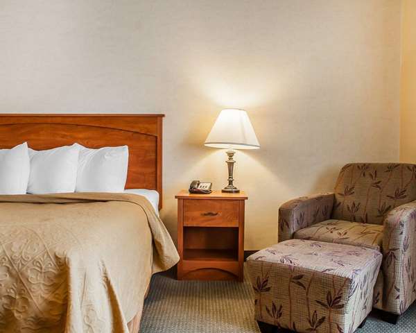 Suite - Quality Hotel & Suites Niagara Falls