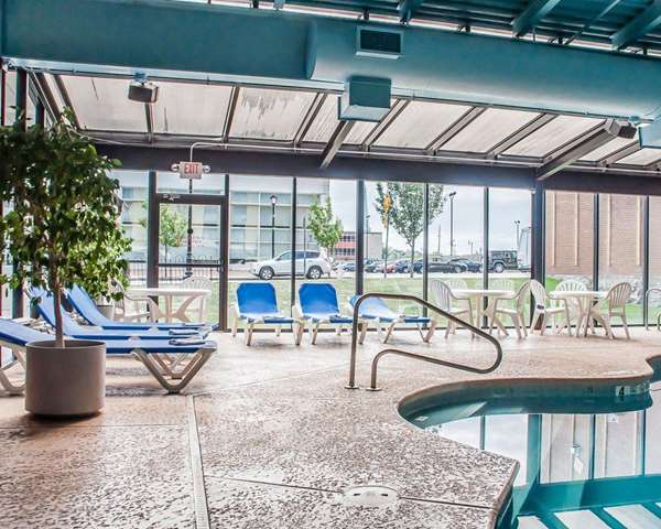 Pool - Quality Hotel & Suites Niagara Falls