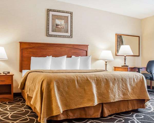 Suite - Quality Hotel & Suites Niagara Falls