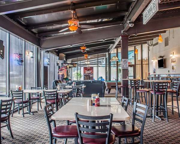 Bar - Quality Hotel & Suites Niagara Falls