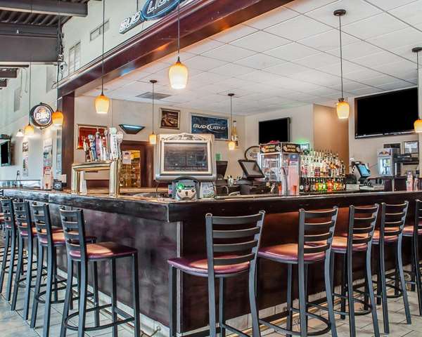 Bar - Quality Hotel & Suites Niagara Falls