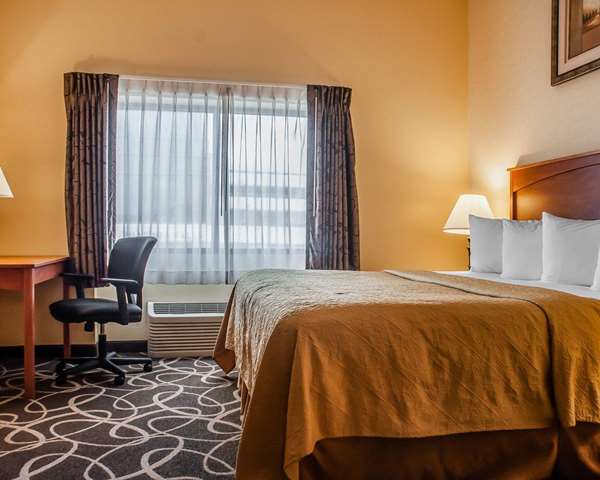 Suite - Quality Hotel & Suites Niagara Falls