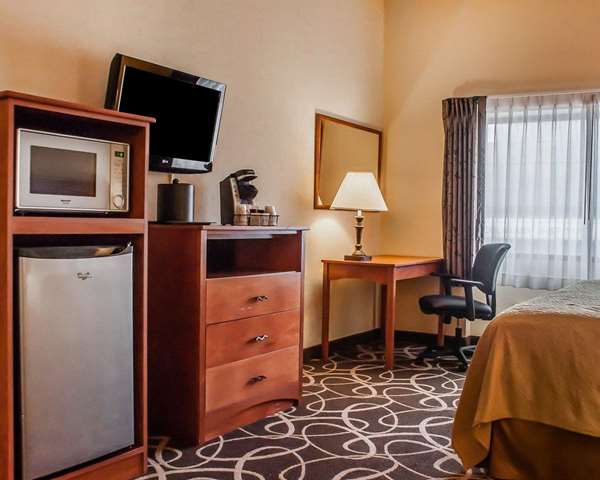 Suite - Quality Hotel & Suites Niagara Falls
