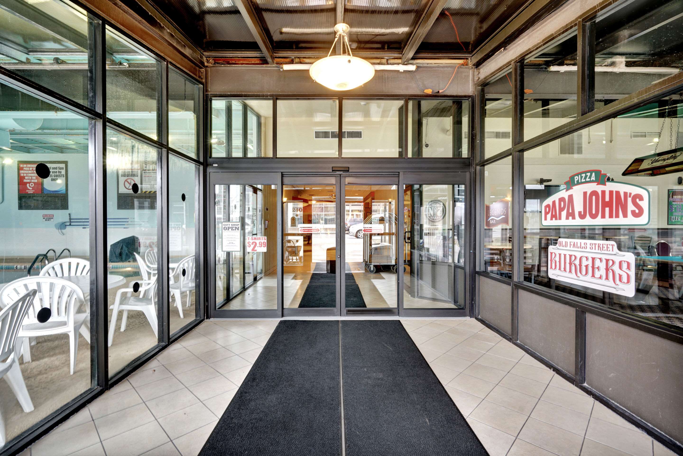 Hotel entrance | Quality Hotel & Suites At The Falls