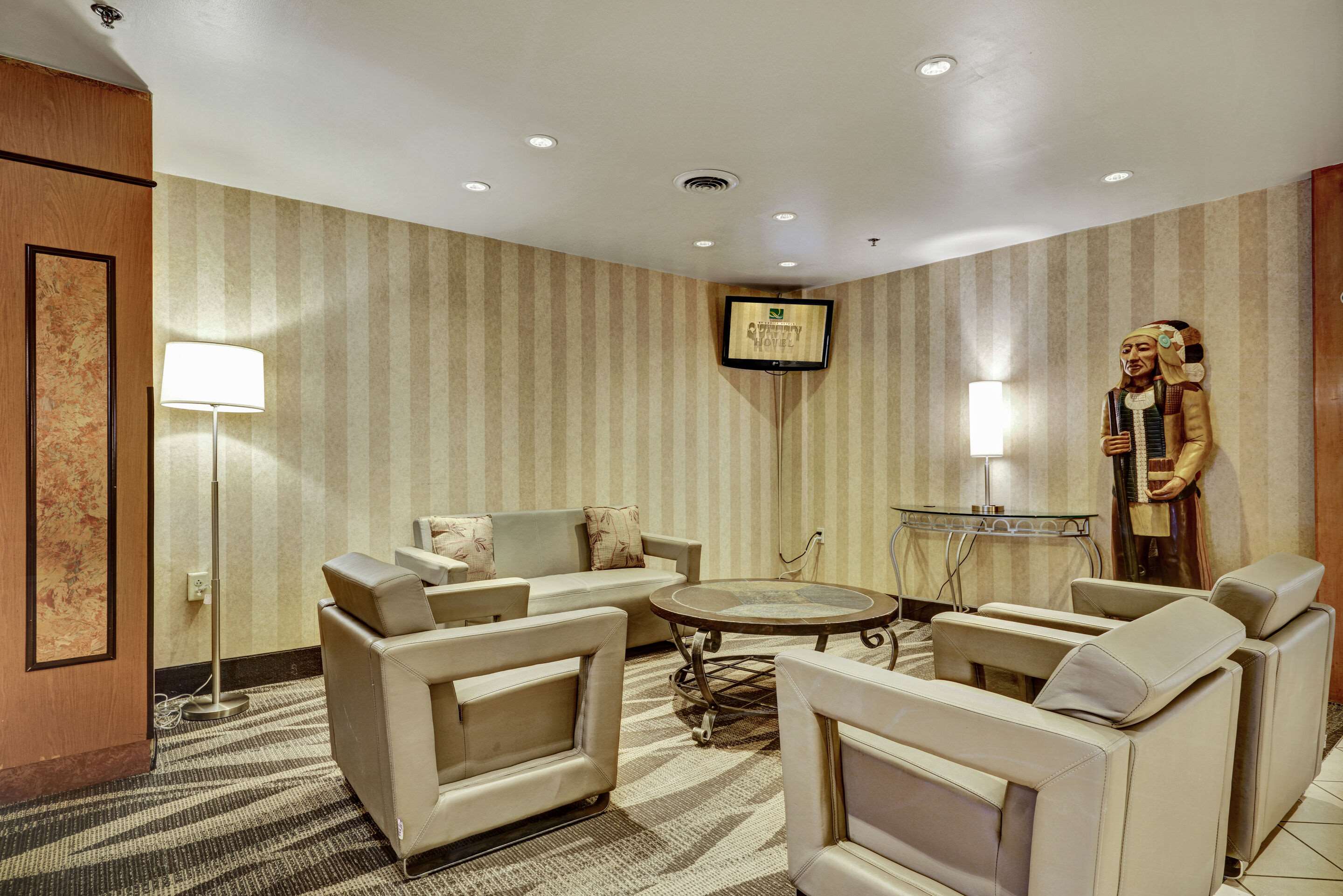 Lobby | Quality Hotel & Suites At The Falls