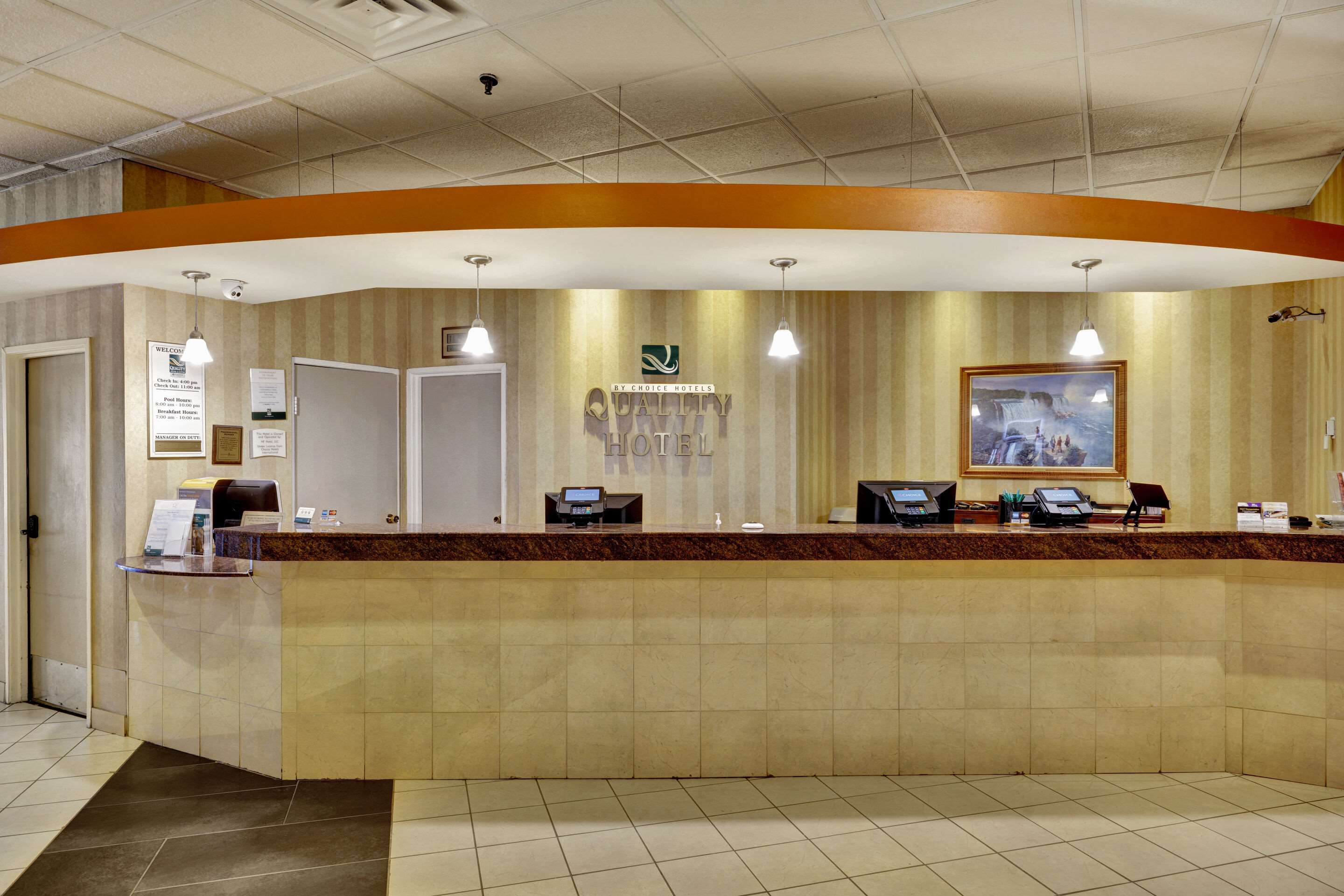 Front desk | Quality Hotel & Suites At The Falls