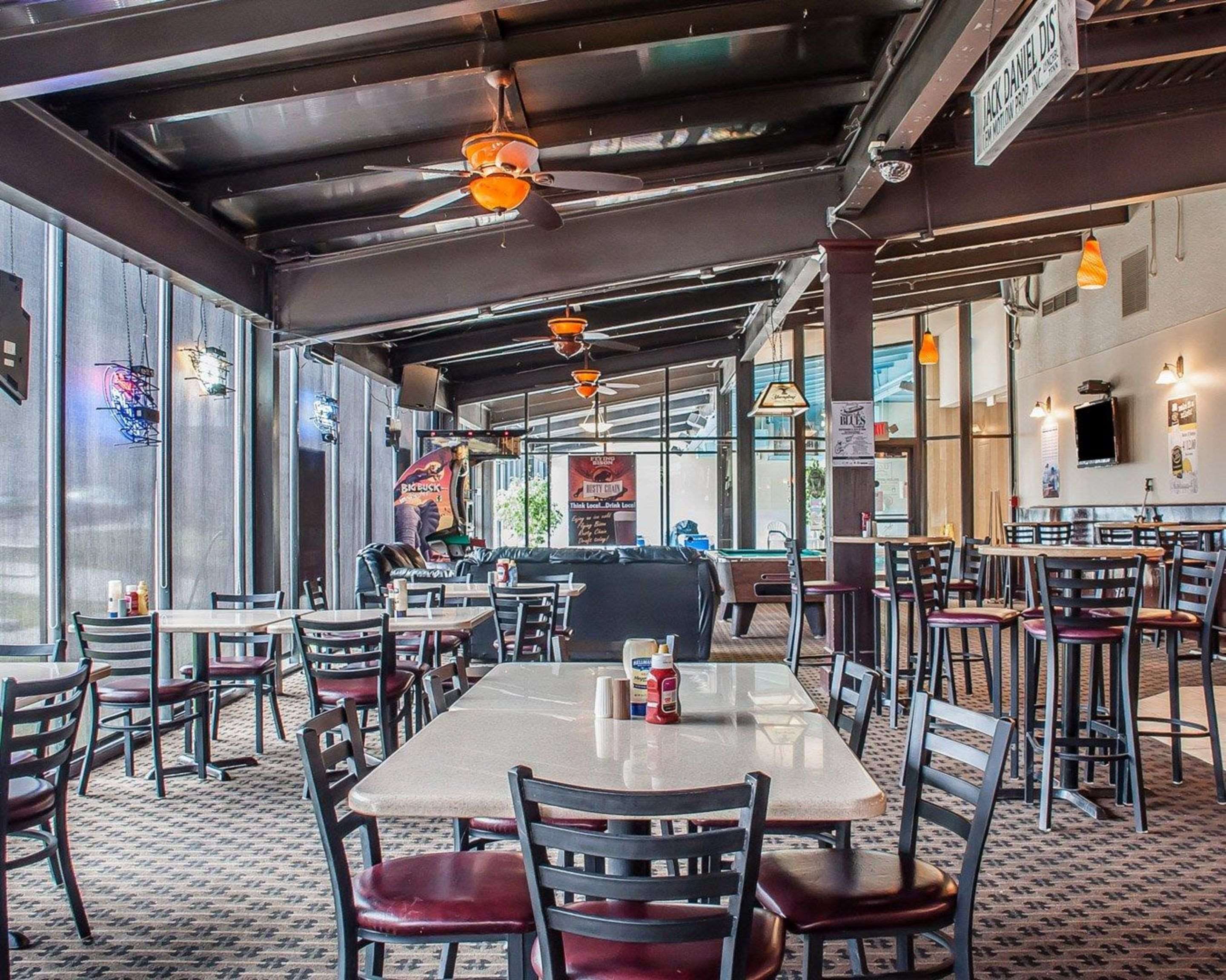 Cocktail lounge | Quality Hotel & Suites At The Falls