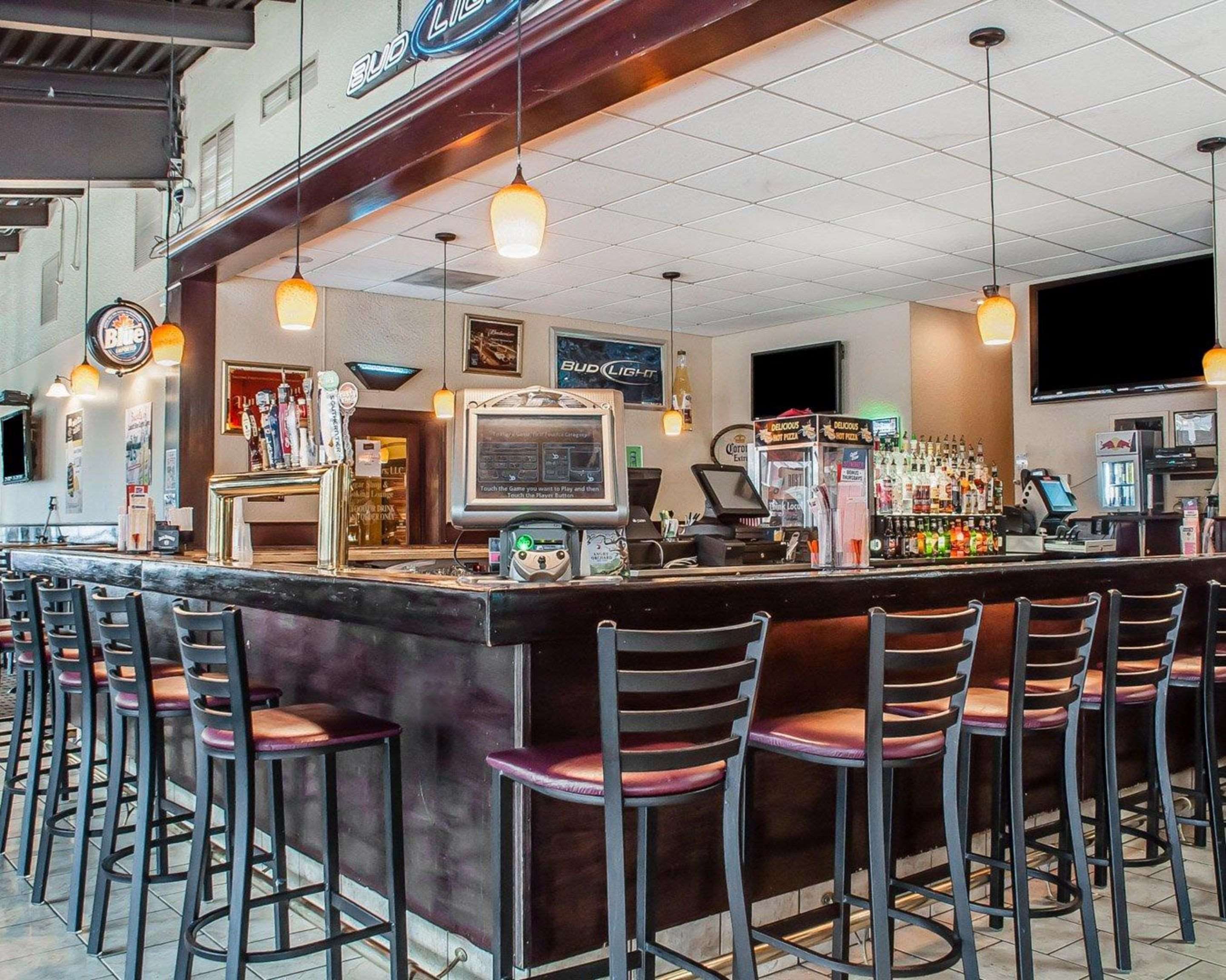 Cocktail lounge | Quality Hotel & Suites At The Falls