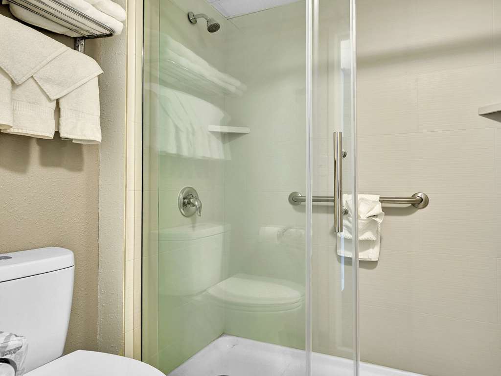 QUALITY HOTEL & SUITES AT THE FALLS-guestroom-Guest Room,Bathroom,On-Site.jpg