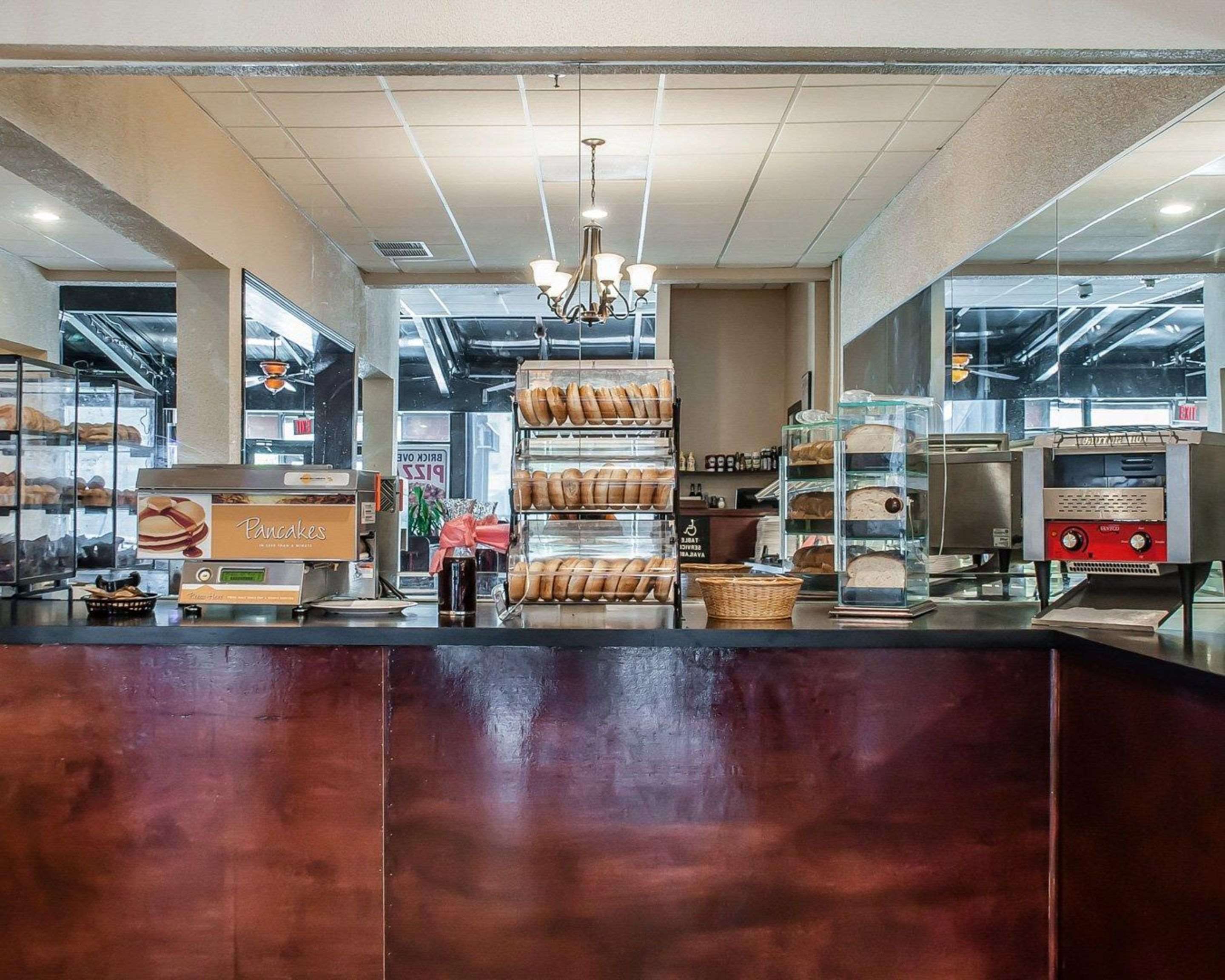 Breakfast counter | Quality Hotel & Suites At The Falls