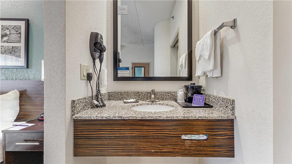 SLEEP INN & SUITES BUFFALO AIRPORT-guestroom-Guest Room,Bathroom,On-Site.jpg