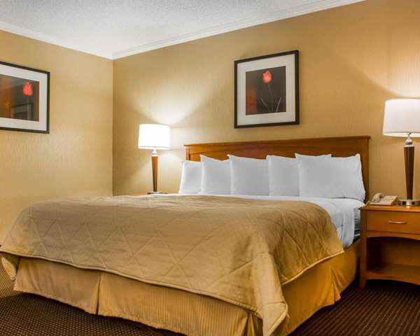 Suite - Clarion Hotel & Suites Riverfront Oswego