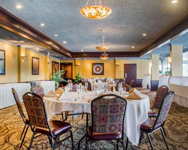  - Clarion Hotel & Suites Riverfront Oswego