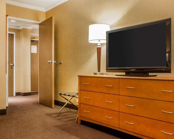 Suite - Clarion Hotel & Suites Riverfront Oswego