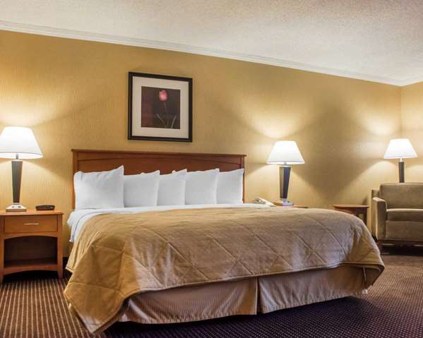 Suite - Clarion Hotel & Suites Riverfront Oswego