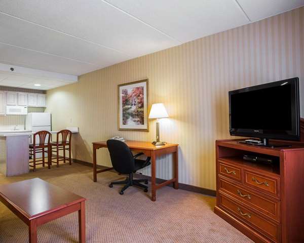 Suite - Comfort Inn & Suites Hawthorne