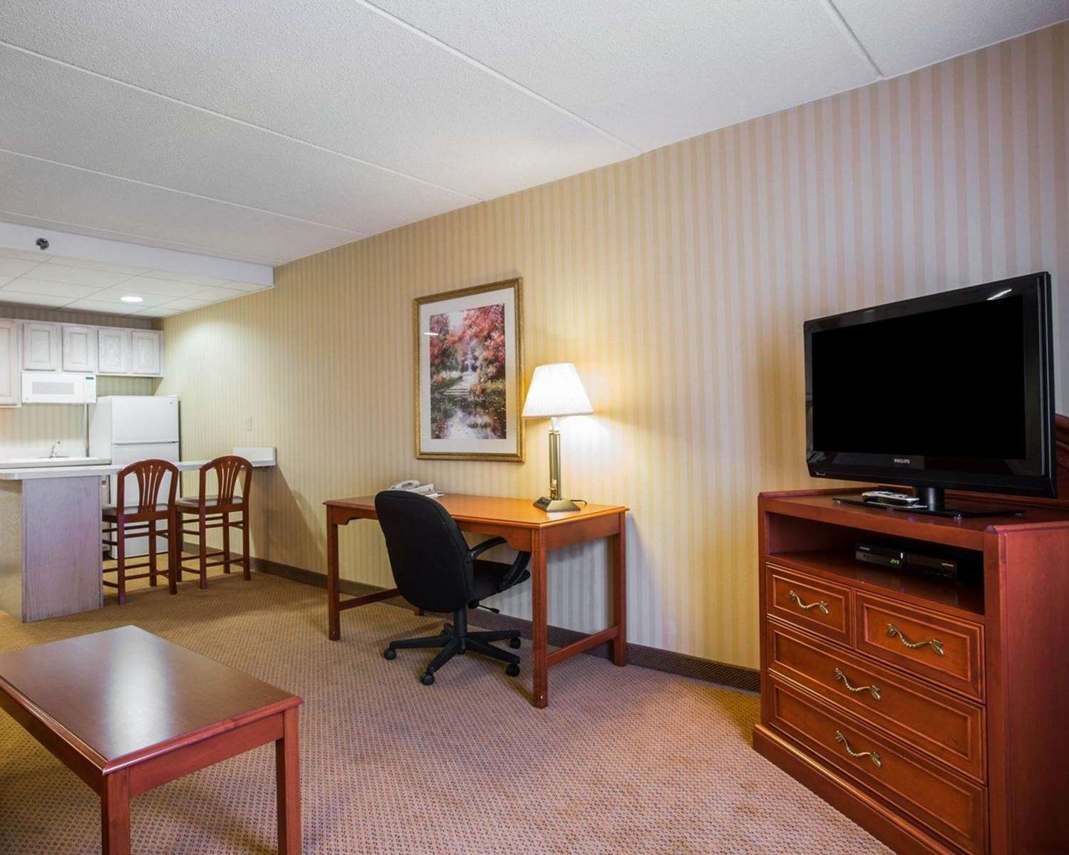 Comfort Inn & Suites Hawthorne, NY See Discounts