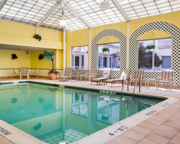 Pool - Comfort Inn & Suites Hawthorne