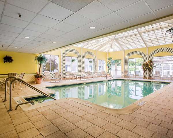 Pool - Comfort Inn & Suites Hawthorne
