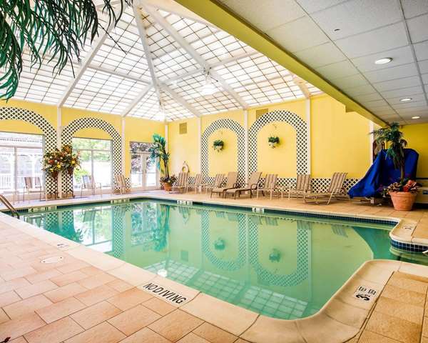 Pool - Comfort Inn & Suites Hawthorne