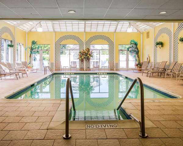 Pool - Comfort Inn & Suites Hawthorne