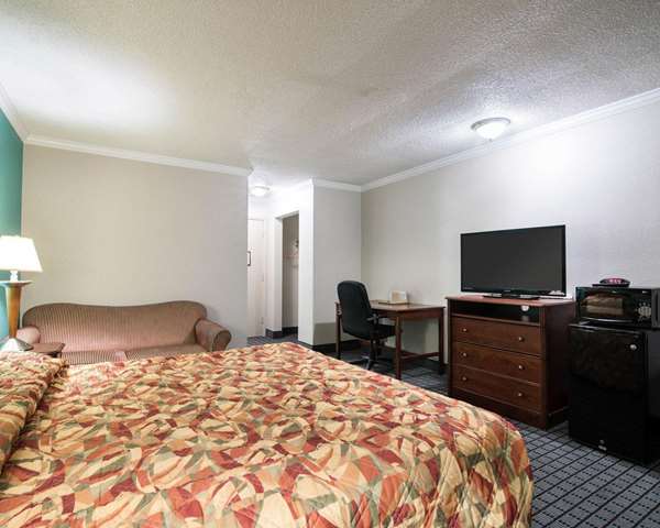  - Rodeway Inn Syracuse - I-90, Exit 35