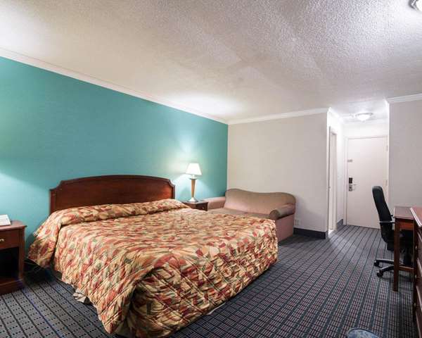  - Rodeway Inn Syracuse - I-90, Exit 35