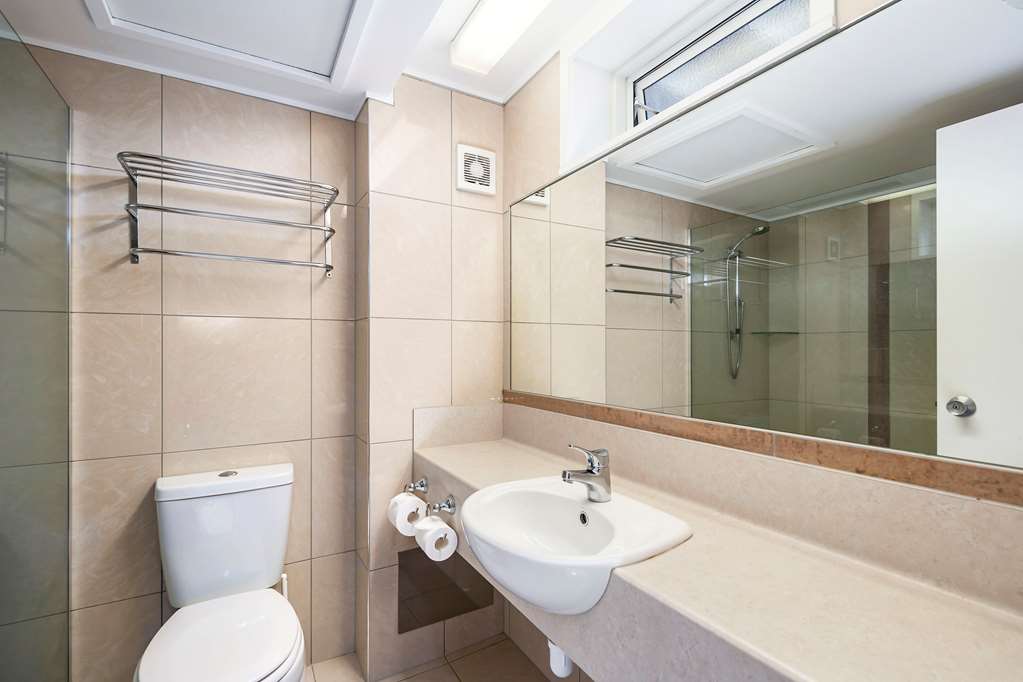 QUALITY INN NAPIER-guestroom-Guest Room,Bathroom,On-Site.jpg