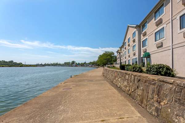  - Comfort Inn River's Edge Huron