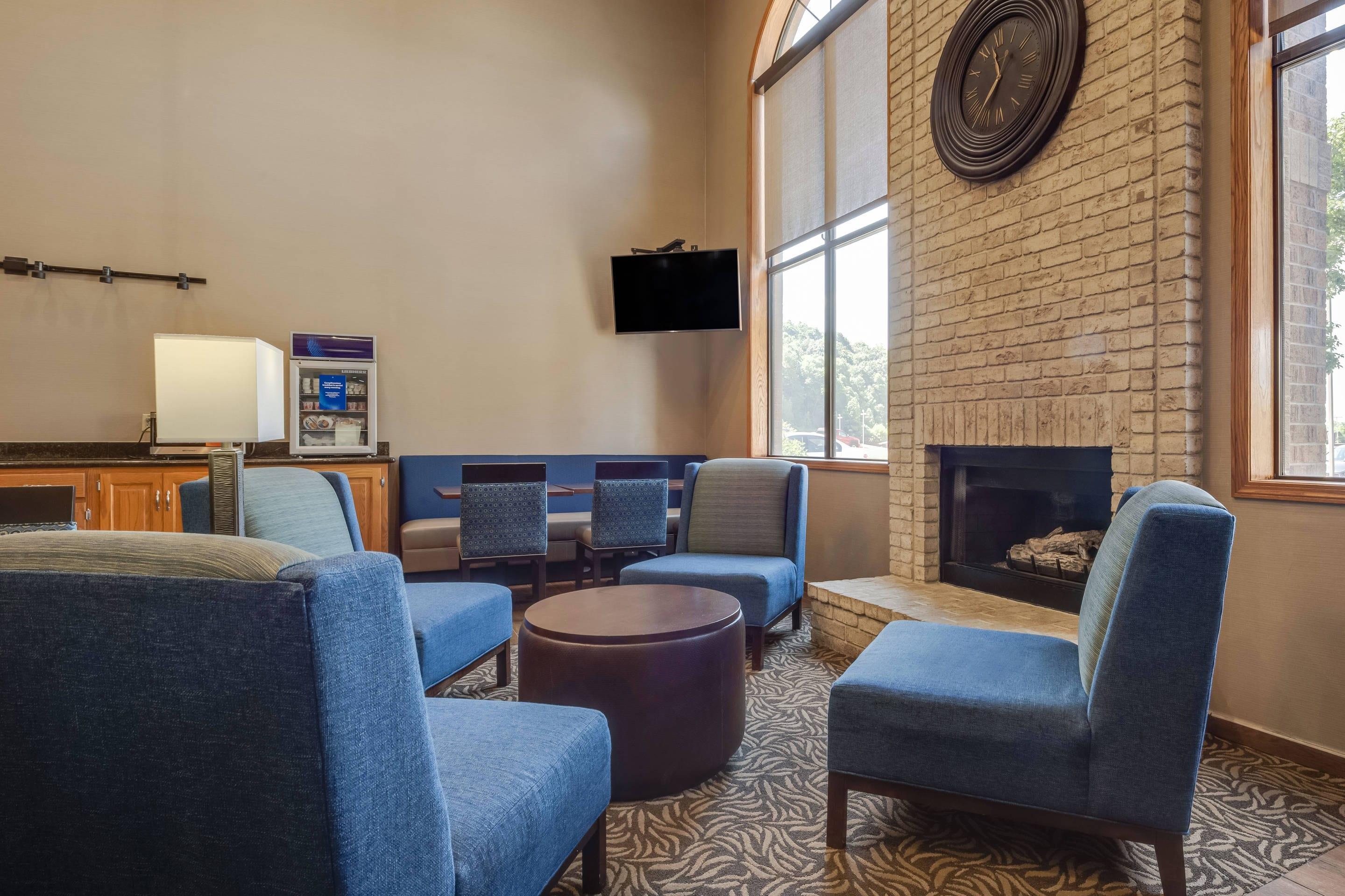 Lobby with sitting area | Comfort Inn