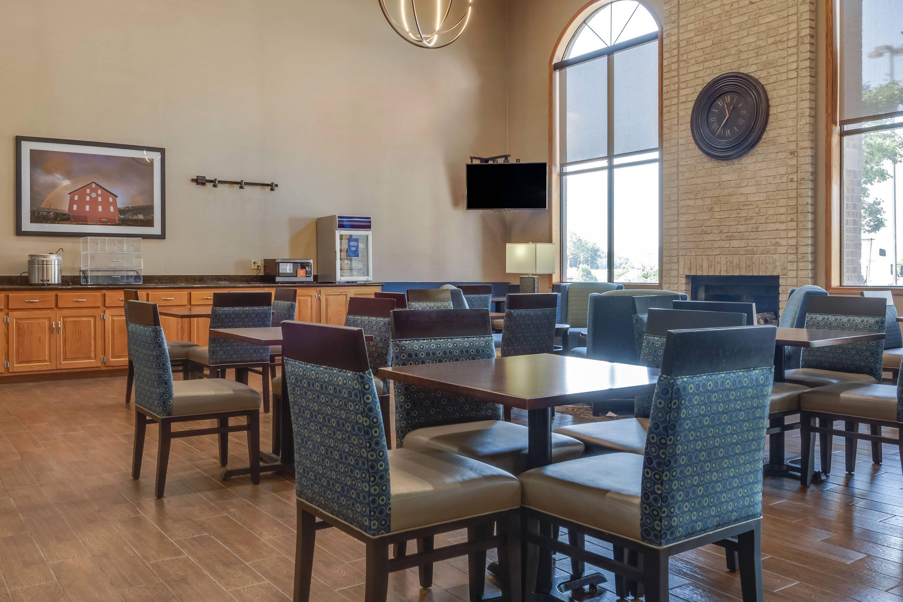Breakfast area | Comfort Inn