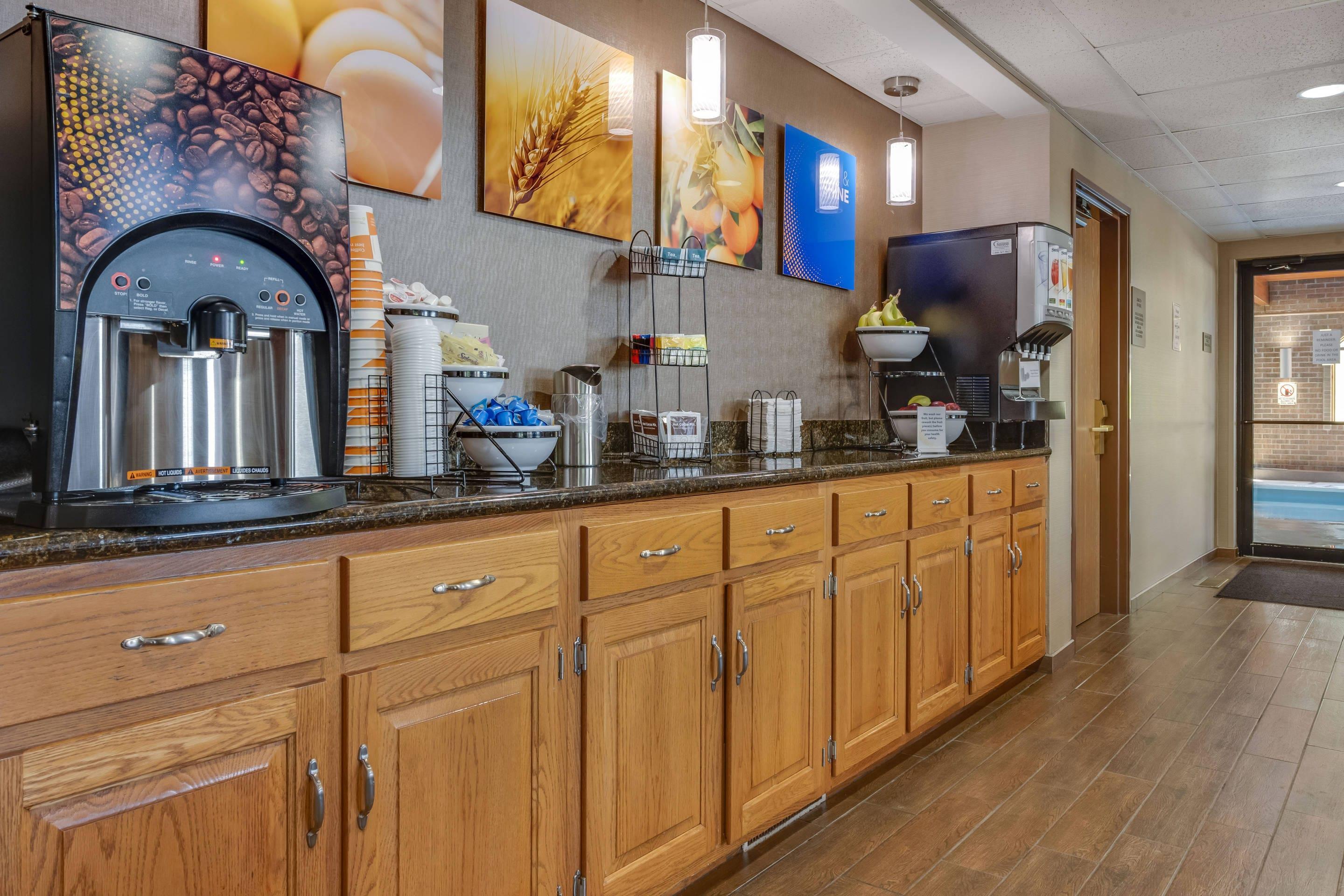 Breakfast area | Comfort Inn