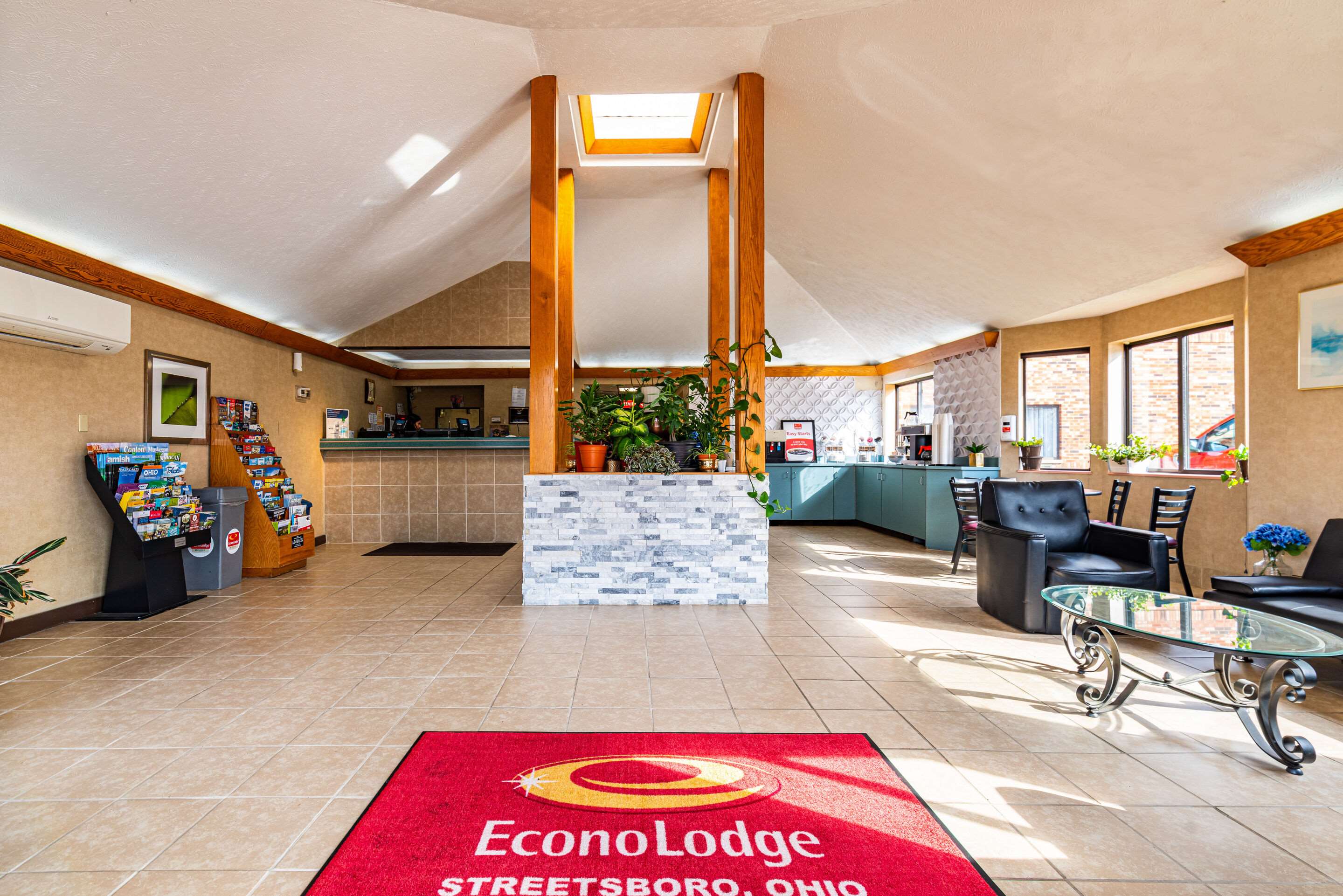 Hotel lobby | Econo Lodge Cleveland Southeast - Kent