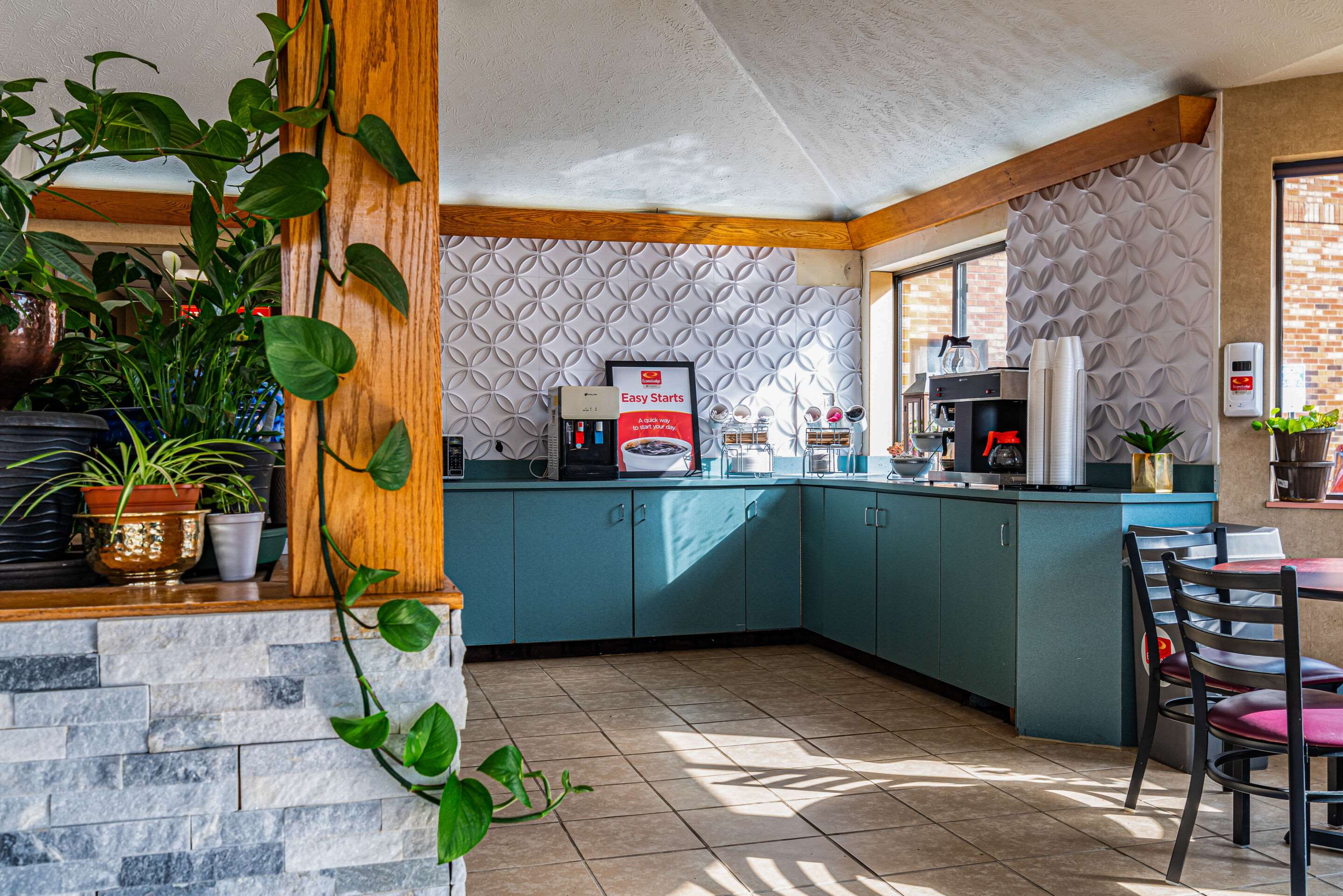 Enjoy coffee in the lobby | Econo Lodge Cleveland Southeast - Kent