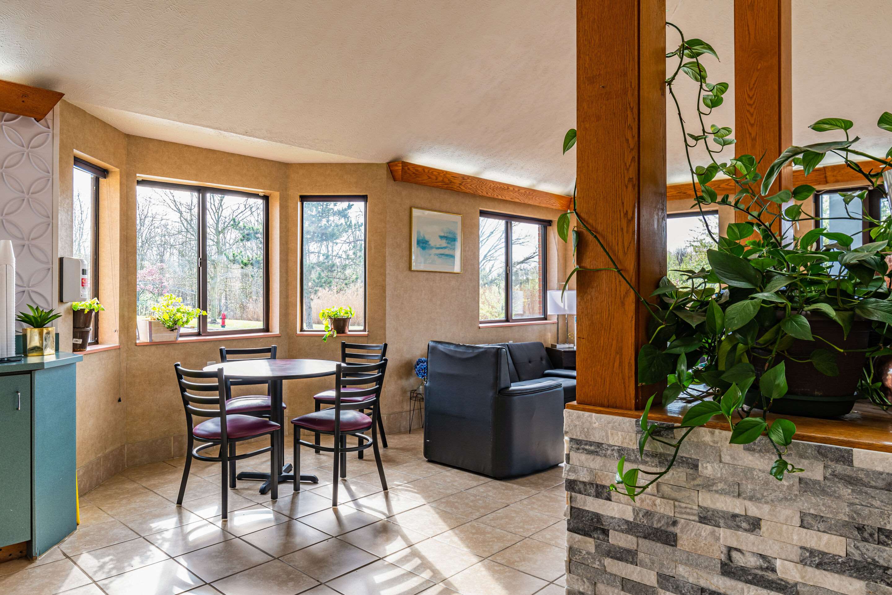 Enjoy coffee in the lobby | Econo Lodge Cleveland Southeast - Kent
