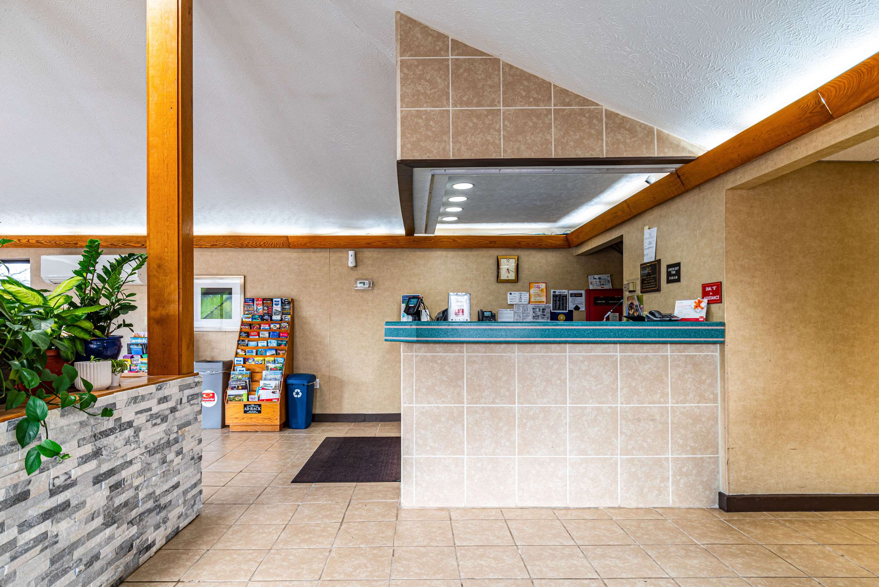 Front desk | Econo Lodge Cleveland Southeast - Kent