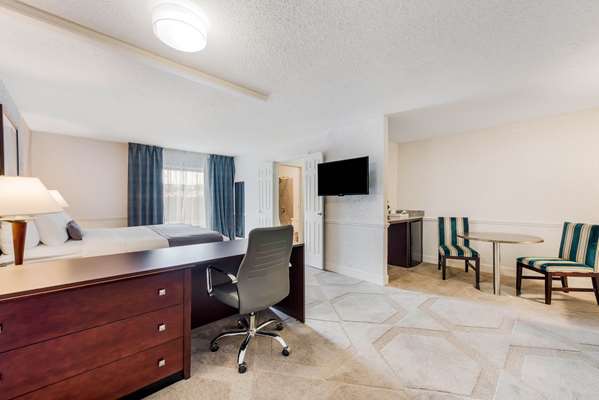 Suite - Blu Hotel Blue Ash - I-275, Exit 47
