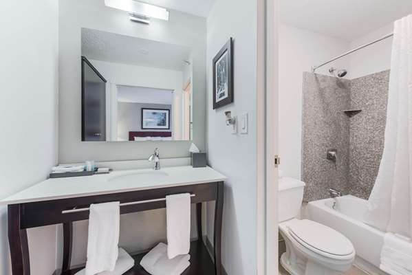  - Blu Hotel Blue Ash - I-275, Exit 47