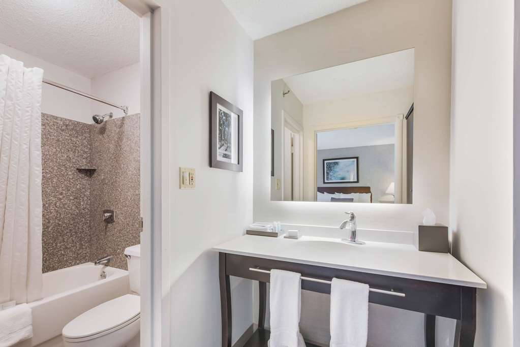 THE BLU HOTEL ASCEND HOTEL COLLECTI-guestroom-Guest Room,Bathroom,On-Site.jpg